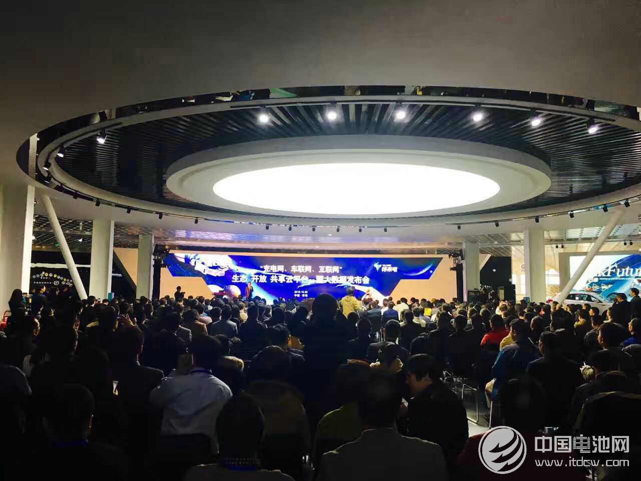 “充電網(wǎng)、車聯(lián)網(wǎng)、互聯(lián)網(wǎng)”生態(tài)、開放、共享云平臺(tái)3.0暨大數(shù)據(jù)發(fā)布會(huì)現(xiàn)場(chǎng)