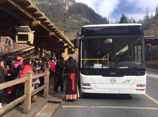 游客在在九寨溝五彩池站搭乘沃特瑪創新聯盟觀光大巴.jpg