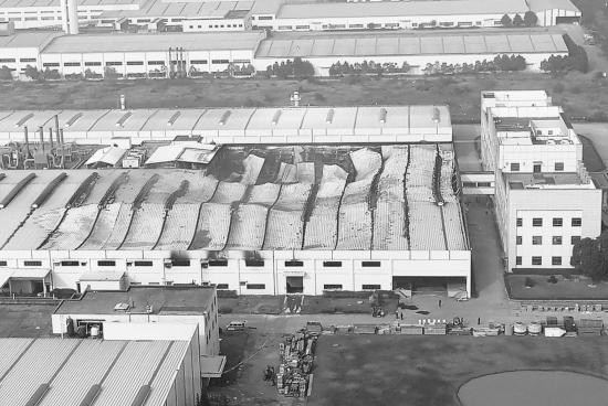 12月10日，長沙縣泉塘轄區(qū)長沙鎂鎂科技有限公司，廠房的一部分屋頂被大火燒穿了