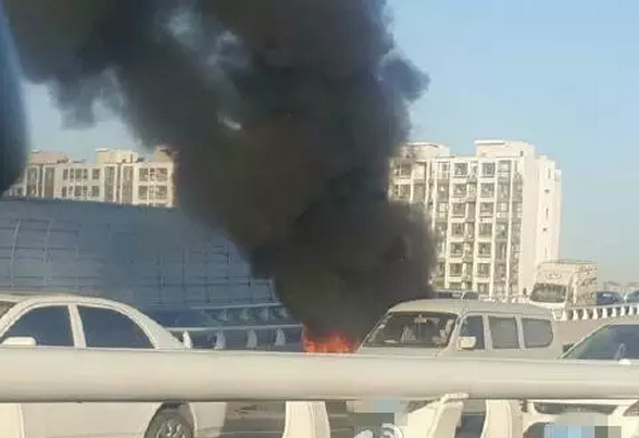 天津：買來(lái)七個(gè)月的電動(dòng)車行駛途中起火 燒得只剩骨架