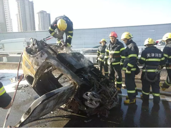 天津：買來(lái)七個(gè)月的電動(dòng)車行駛途中起火 燒得只剩骨架