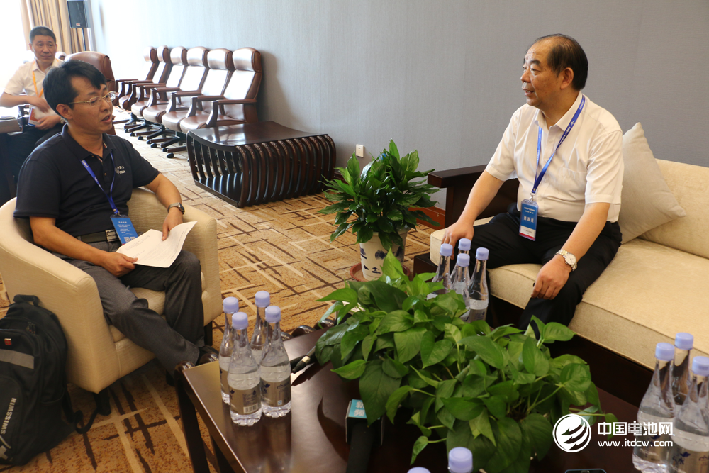 多氟多董事長(zhǎng)李世江接受中國(guó)電池網(wǎng)創(chuàng)始人/董事長(zhǎng)于清教采訪