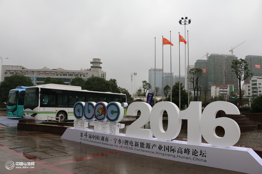 第4屆鋰電“達沃斯”指定用車比亞迪新能源汽車