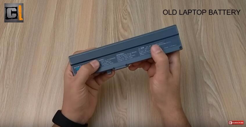 在筆記本電腦連接著顯示屏的地方，有一塊用來存儲電能的電池。這塊電池如果出現問題的話，會導致我們無法正常使用電腦。那么當你手拿著一塊廢舊的筆記本電池的時候，該如何處理它呢？接下來小編就教大家把它變成一個隨身攜帶的移動電源。