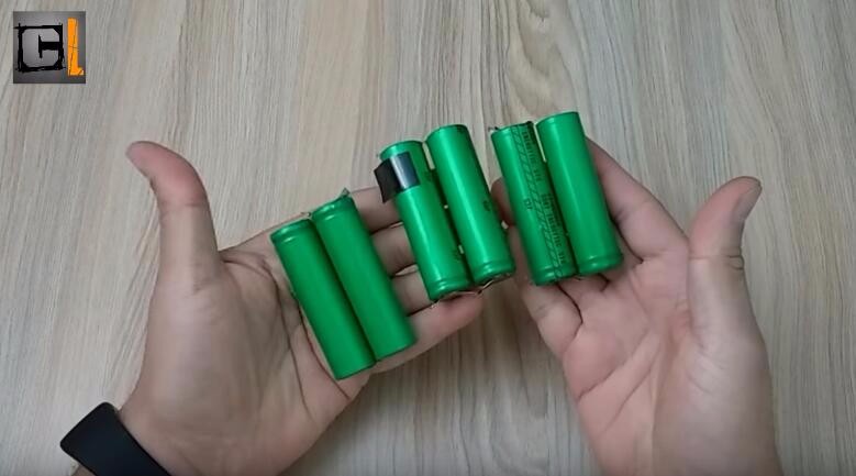 去掉外殼之后，就會得到六顆圖片中展示出來的鋰電池。