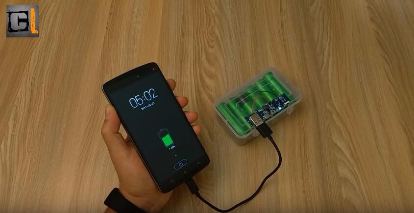 經過八小時的充電之后，將手機連接到數據線上，很快，你就會看到手機已經進入到了充電的模式當中，一個由筆記本電池改造的移動電源也已經完成了。如果你覺得有趣的話，那就把它分享出去吧。