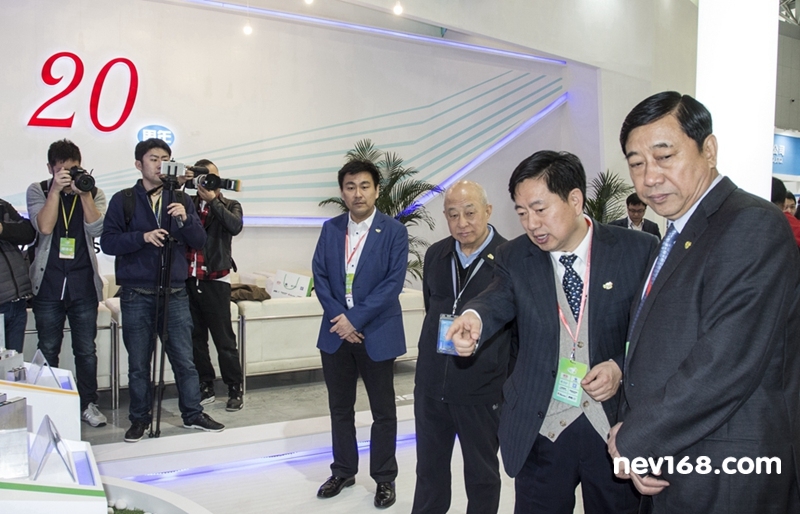 力神電池總裁秦興才（右二）向來賓介紹電池產品