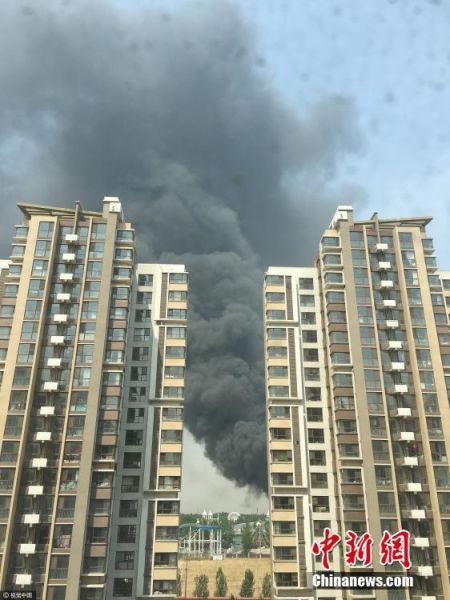 北京蟹島度假村停車場突發大火 