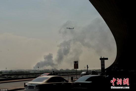 北京蟹島度假村停車場突發大火 
