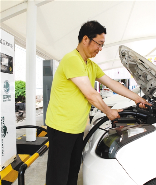 新能源汽車引關(guān)注 電樁電池商業(yè)模式一個都不能少