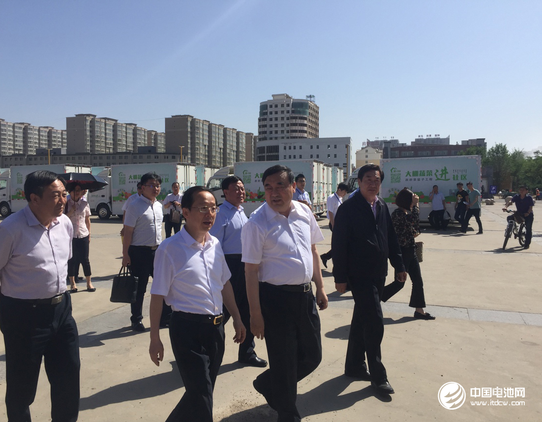 呼和浩特市市委書記云光中考察新沃運力菜籃子直通車進社區項目