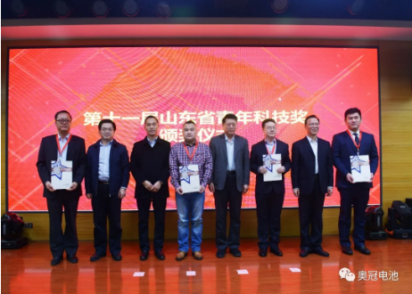 集團(tuán)董事長孟祥輝（右一）上臺領(lǐng)獎(jiǎng)