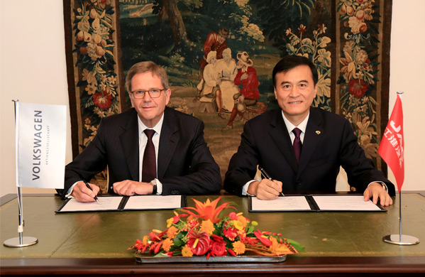 2016年9月6日，大眾中國總裁兼CEO海茲曼（左）與江淮汽車董事長安進(jìn)在沃爾夫斯堡簽署合作備忘錄