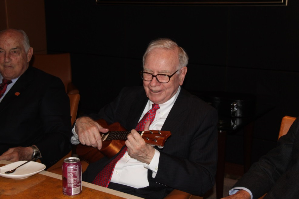 2010年9月，巴菲特在訪問比亞迪公司時即興演奏Ukulele