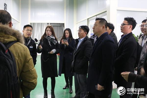 中國鋰電新能源產(chǎn)業(yè)鏈調(diào)研團一行參觀南京金龍