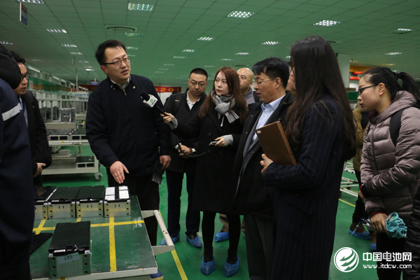 中國鋰電新能源產(chǎn)業(yè)鏈調(diào)研團一行參觀南京金龍