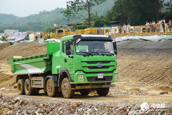 開(kāi)啟泥頭車(chē)電動(dòng)化時(shí)代 全球首批500輛比亞迪T10ZT簽約試運(yùn)營(yíng)