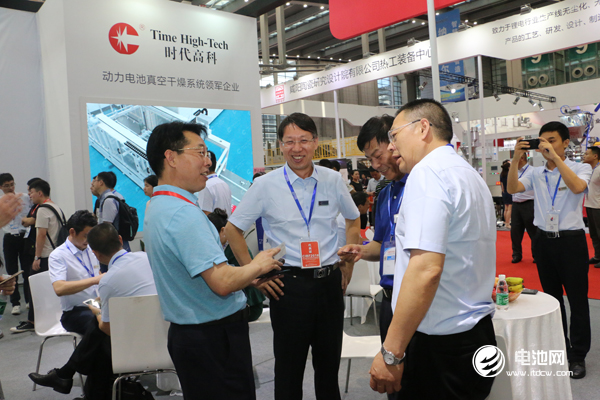 鋰電“達沃斯”論壇組委會/電池百人會/中關村新型電池技術創新聯盟秘書長于清教與時代高科董事長田漢溶等領導交談