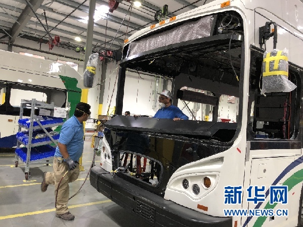 美國工人在比亞迪電動大巴工廠工作