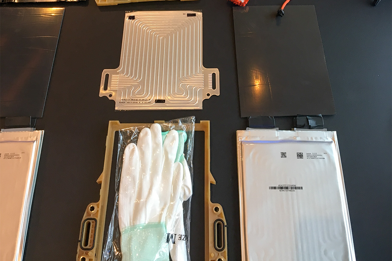 剖開電動汽車的心臟 在通用實(shí)驗(yàn)室親手組裝動力電池