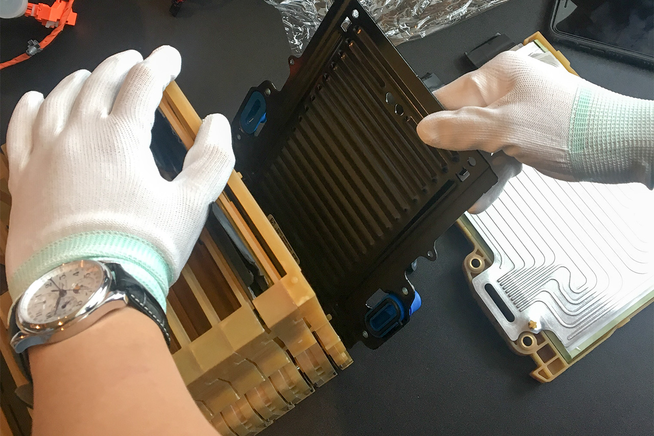 剖開電動汽車的心臟 在通用實(shí)驗(yàn)室親手組裝動力電池