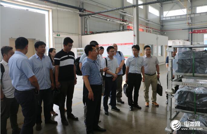 中國鋰電新能源產(chǎn)業(yè)鏈調(diào)研團一行參觀青島比亞迪總裝車間