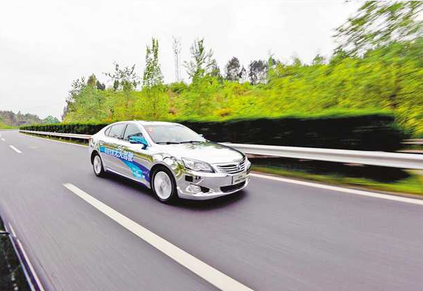 長(zhǎng)安無(wú)人駕駛車(chē)在高速公路上飛馳