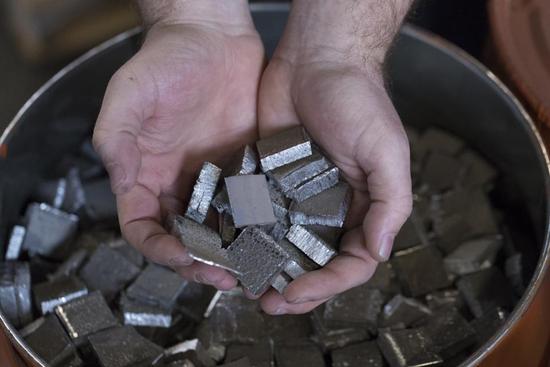 在荷蘭，電池上被切割的陰極材料鈷被放在桶上