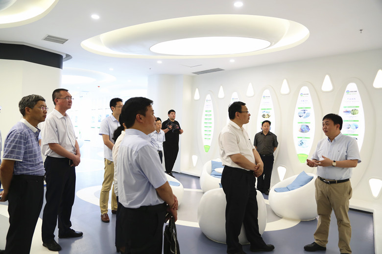 青島西海岸新區(qū)管委主任李奉利現(xiàn)場調(diào)研藍(lán)科途和中科華聯(lián)