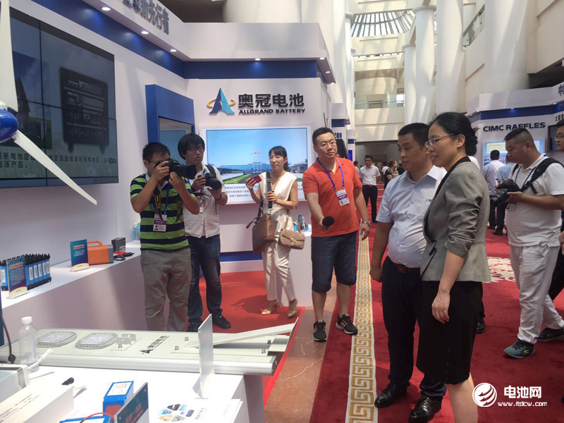 共青團中央書記處常務書記汪鴻雁參觀奧冠集團展廳