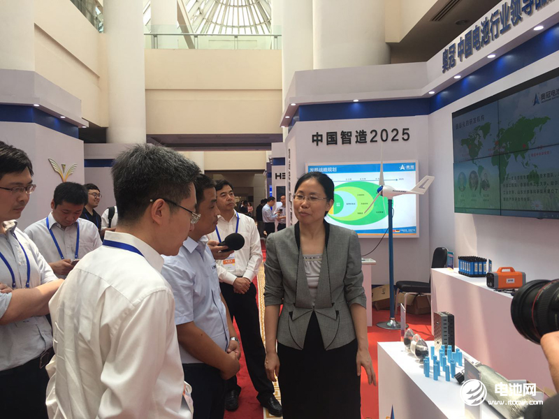 共青團中央書記處常務書記汪鴻雁參觀奧冠集團展廳