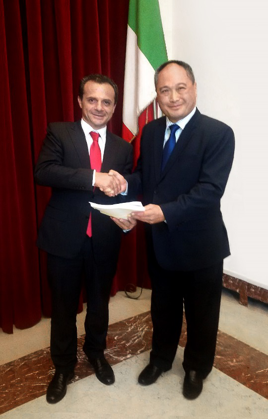 墨西拿市長(zhǎng)Cateno De Luca（左一）和比亞迪歐洲有限責(zé)任公司總經(jīng)理何一鵬（右一）