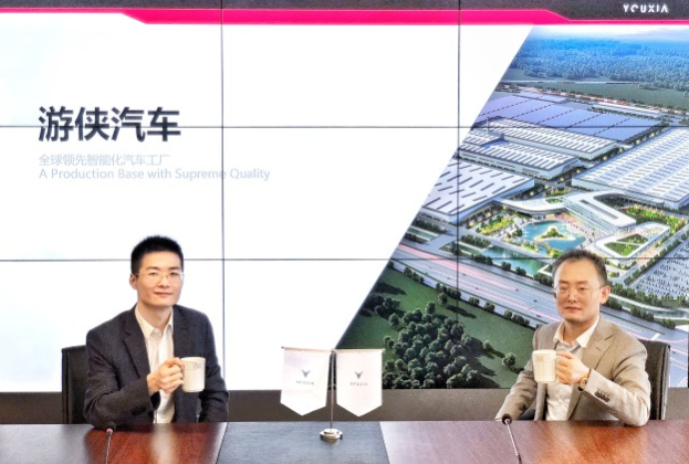 衛(wèi)俊（左）秦逸飛（右）