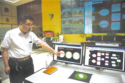 智能化工程管理,每臺(tái)機(jī)器的生產(chǎn)情況都如實(shí)地反應(yīng)在顯示屏上。 智能化工程管理,每臺(tái)機(jī)器的生產(chǎn)情況都如實(shí)地反應(yīng)在顯示屏上。