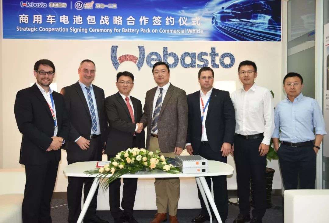 偉巴斯特動力電池系統總經理方劍飛與萬向一二三銷售副總裁朱嘉冰簽訂戰略合作協議