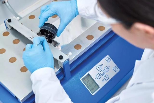 科研人員將正極材料漿料涂布在鋁箔上進行測試