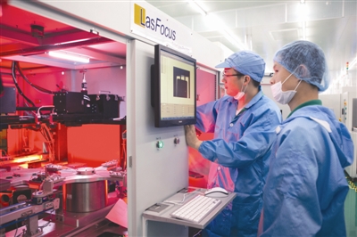 通威太陽能新一條智能無人生產線正在進行最后調試