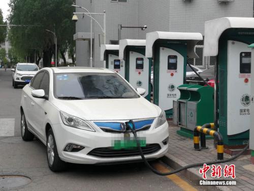 資料圖：一輛新能源汽車正在充電 <a target='_blank' href='http://www.chinanews.com/' >中新網</a >記者 張尼 攝