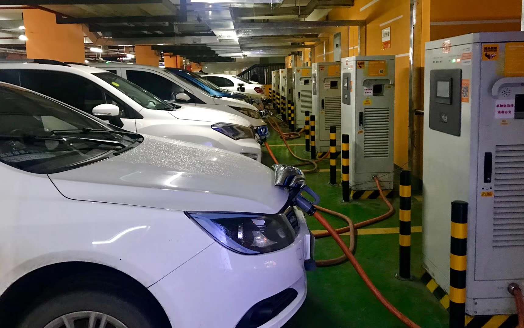 各地推進(jìn)充電設(shè)施建設(shè) 充電樁行業(yè)發(fā)展正當(dāng)時(shí)