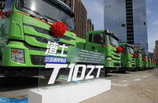 全球首批比亞迪純電動(dòng)智能泥頭車開啟規(guī)模化示范運(yùn)營