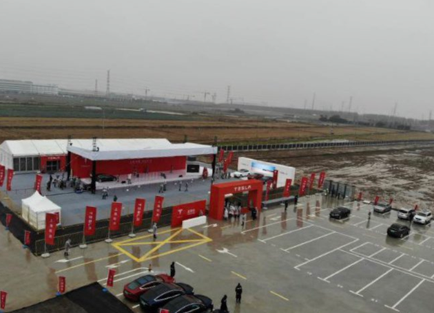 馬斯克現(xiàn)身特斯拉上海工廠開(kāi)工儀式