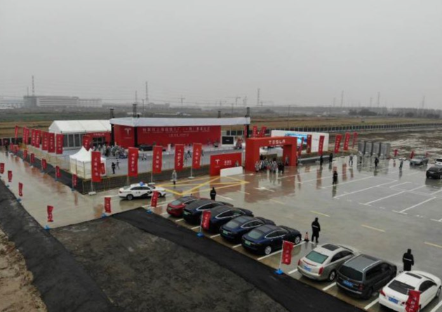 馬斯克現(xiàn)身特斯拉上海工廠開(kāi)工儀式