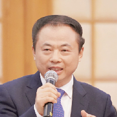 中國(guó)能源報(bào)：目前，國(guó)內(nèi)的鋰電池回收利用市場(chǎng)處于怎樣的發(fā)展水平？ 張?zhí)烊危?018—2020年，全國(guó)累計(jì)報(bào)廢動(dòng)力電池將達(dá)到12—20萬(wàn)噸，2025年可能達(dá)到35萬(wàn)噸。但目前，新能源動(dòng)力鋰電池的再生循環(huán)利用還是一個(gè)新興領(lǐng)域，整體還處于起步階段。 中國(guó)能源報(bào)：處于起步階段的市場(chǎng)主要面臨哪些問(wèn)題？ 張?zhí)烊危菏紫龋厥阵w系還不健全。汽車(chē)生產(chǎn)企業(yè)、電池制造企業(yè)、回收企業(yè)、再生利用企業(yè)之間還沒(méi)有建立有效的合作機(jī)制，權(quán)責(zé)不夠清晰；在落實(shí)生產(chǎn)者責(zé)任延伸制度方面，還需要進(jìn)一步細(xì)化完善相關(guān)法律支撐。其次，再生技術(shù)還不夠成熟。在拆解環(huán)節(jié)，由于電池結(jié)構(gòu)、材料體系、封裝規(guī)格、電池余能等都沒(méi)有統(tǒng)一標(biāo)準(zhǔn)，拆解難度很大，自動(dòng)化水平也偏低，成本很難降下來(lái)；在冶煉環(huán)節(jié)，有價(jià)金屬高效提取的技術(shù)也不夠成熟，經(jīng)濟(jì)效益不明顯，甚至出現(xiàn)再生材料的收益低于回收處置成本，成本倒掛，制約了企業(yè)的科研投入。最后是激勵(lì)機(jī)制不夠有力。鋰電池再生利用處于市場(chǎng)培育階段，需要有力的財(cái)稅政策予以引導(dǎo)扶持。 中國(guó)能源報(bào)：如果這些問(wèn)題不能有效解決，報(bào)廢鋰電池回收利用不規(guī)范，會(huì)帶來(lái)哪些問(wèn)題？ 張?zhí)烊危簣?bào)廢鋰電池如果處理不當(dāng)，隨意丟棄，會(huì)對(duì)生態(tài)環(huán)境造成很大危害，例如正極材料中的鈷、鎳等重金屬元素，電解液中的有機(jī)物，負(fù)極中的碳材料等，都會(huì)對(duì)水體和土壤造成嚴(yán)重污染，特別是重金屬一旦滲入土壤，數(shù)十年都難以恢復(fù)。 此外，我國(guó)的鋰資源現(xiàn)在還嚴(yán)重依賴(lài)進(jìn)口，對(duì)外依存度超過(guò)85%。“中國(guó)需求”還推動(dòng)了電池級(jí)碳酸鋰價(jià)格的從2015年初的不到5萬(wàn)元/噸上漲到2017年底的18萬(wàn)元/噸。報(bào)廢動(dòng)力鋰電池是寶貴資源，將其中的鋰、鈷、鎳等有價(jià)金屬回收再生利用，能夠有效降低對(duì)外依存度。 中國(guó)能源報(bào)：對(duì)此，您有哪些建議？ 張?zhí)烊危菏紫龋涌熘朴啒?biāo)準(zhǔn)。其中包括管理標(biāo)準(zhǔn)、技術(shù)標(biāo)準(zhǔn)和評(píng)價(jià)標(biāo)準(zhǔn)，如Pack系統(tǒng)拆解的現(xiàn)場(chǎng)工藝規(guī)范，電池余量的檢測(cè)標(biāo)準(zhǔn)等。可以鼓勵(lì)具有產(chǎn)業(yè)優(yōu)勢(shì)的地方編制新能源鋰電池監(jiān)管、回收、循環(huán)利用的規(guī)劃和實(shí)施方案，先行先試，探索出更符合產(chǎn)業(yè)實(shí)際、更具可操作性的國(guó)家層面的實(shí)施方案。 同時(shí)，完善財(cái)政扶持。加快研究制定財(cái)稅優(yōu)惠、產(chǎn)業(yè)基金、積分管理等政策，還要統(tǒng)籌現(xiàn)有的資金專(zhuān)項(xiàng)，對(duì)回收體系的建設(shè)和再生冶煉的科技攻關(guān)等給予資金補(bǔ)貼；還可以確定一批標(biāo)桿企業(yè)和示范項(xiàng)目，優(yōu)先推薦其申報(bào)綠色制造、節(jié)能環(huán)保等專(zhuān)項(xiàng)資金。 此外，要組織聯(lián)合攻關(guān)，突破關(guān)鍵的共性問(wèn)題。建議國(guó)家通過(guò)政策引導(dǎo)和市場(chǎng)化手段相結(jié)合的方式，組織產(chǎn)學(xué)研聯(lián)合攻關(guān)，不斷提高工藝裝備水平、金屬提煉技術(shù)、節(jié)能降耗水平。 最后，要合理布局，避免產(chǎn)能過(guò)剩。以“分散回收、集中處置”為原則，鼓勵(lì)電池生產(chǎn)企業(yè)、整車(chē)制造企業(yè)、回收處置企業(yè)建立產(chǎn)業(yè)聯(lián)盟，完善回收體系，創(chuàng)新商業(yè)模式；鼓勵(lì)具有產(chǎn)能和技術(shù)優(yōu)勢(shì)的鋰電池制造企業(yè)建設(shè)再生循環(huán)項(xiàng)目，拓展產(chǎn)業(yè)鏈；加強(qiáng)規(guī)劃，合理布局，避免再生循環(huán)項(xiàng)目“一哄而上”造成產(chǎn)能過(guò)剩、資源浪費(fèi)。