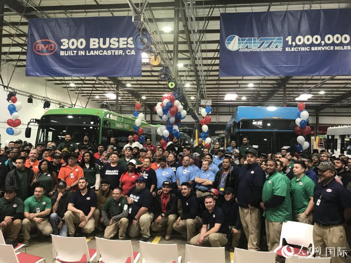 比亞迪美國工廠第300輛電動巴士下線