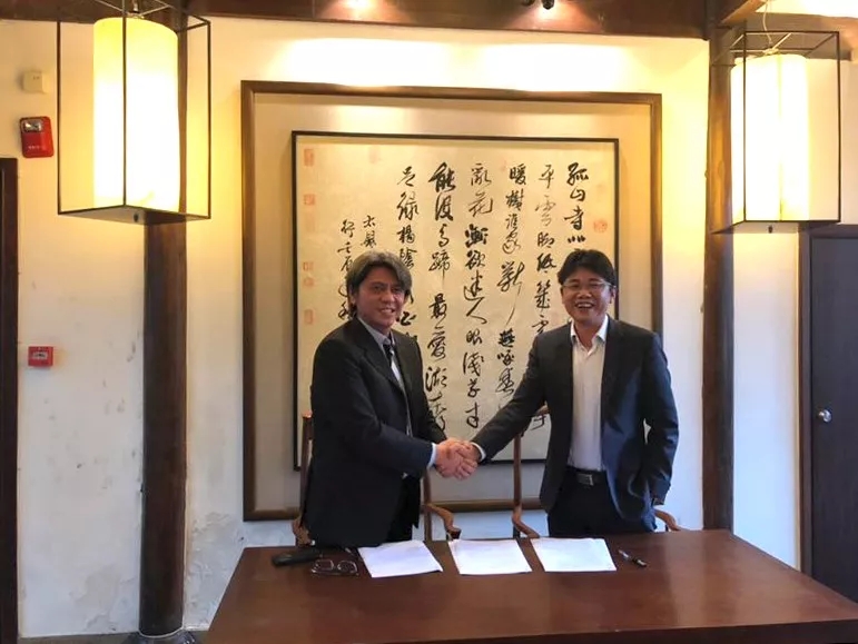 南都電源副總吳賢章（右）與輝能科技創(chuàng)辦人楊思枏（左）簽署協(xié)議