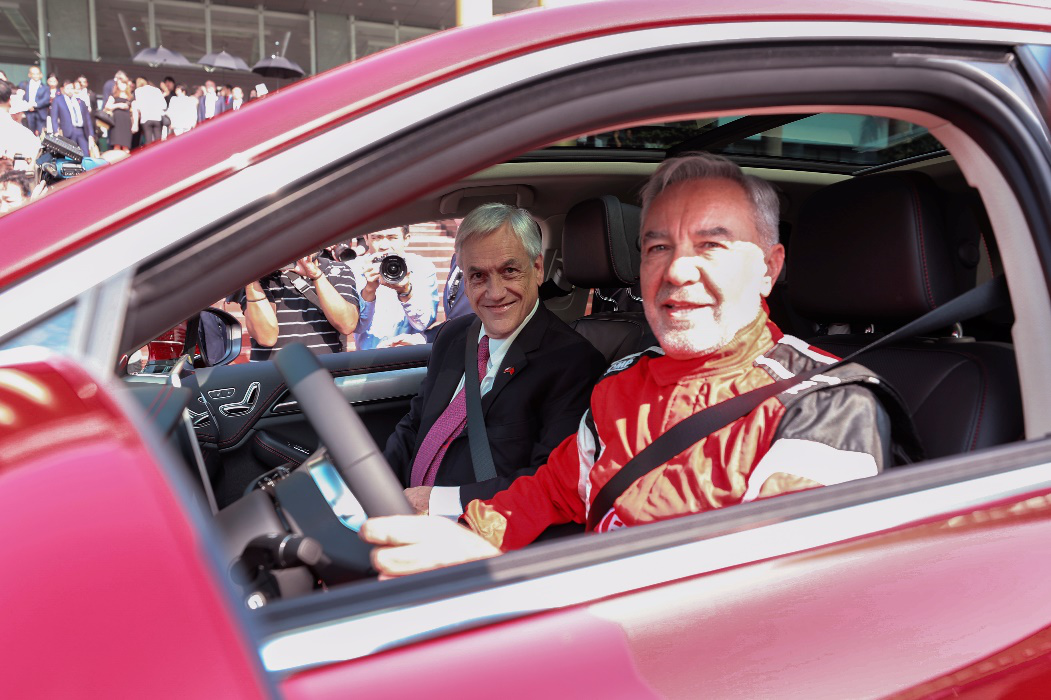 智利“國寶級”賽車手艾利索向總統介紹比亞迪唐EV600