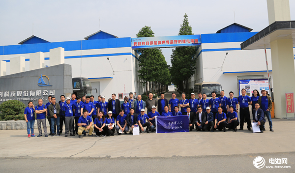 電池百人會(huì)“問(wèn)道”嵖岈山與會(huì)嘉賓參觀考察惠強(qiáng)新材