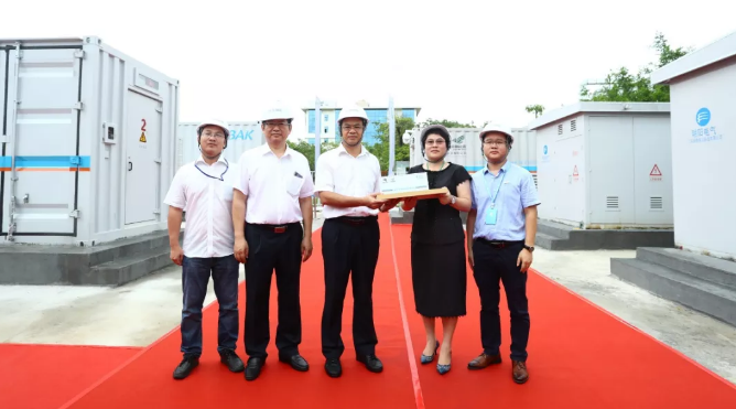 南網(wǎng)綜合能源與比克電池雙方領(lǐng)導(dǎo)合影