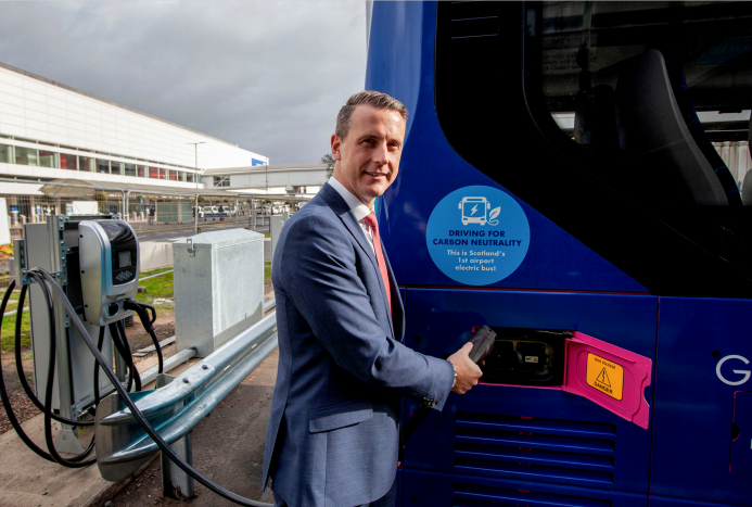 格拉斯哥機(jī)場總經(jīng)理馬克?約翰斯頓（Mark Johnston）在交付現(xiàn)場 圖片來源：企業(yè)供圖