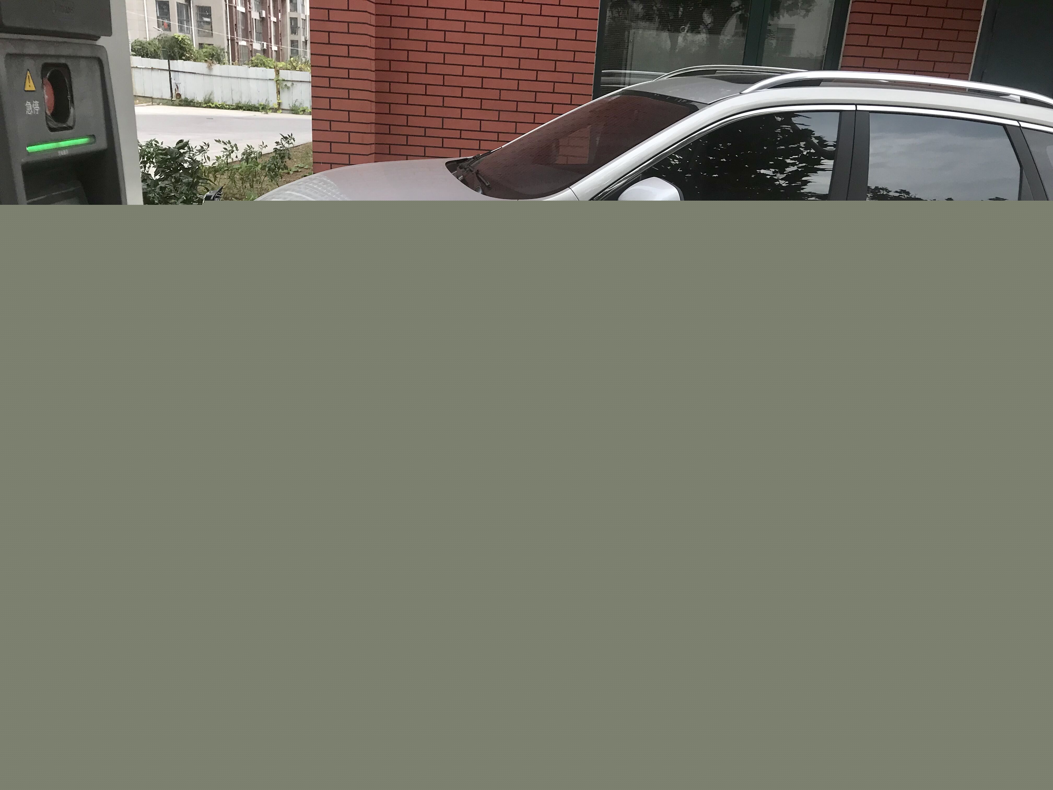 上汽榮威ERX5 純電動SUV在國家電網(wǎng)充電樁充電